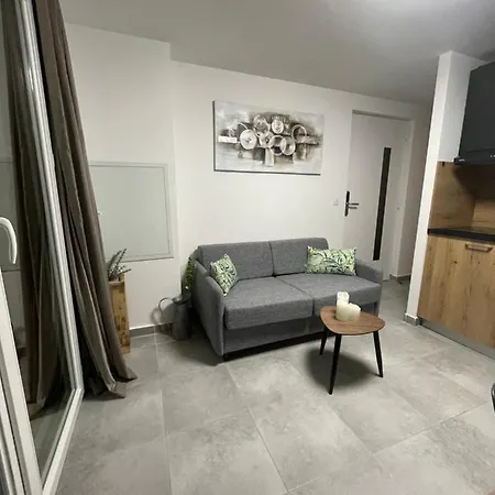 Chez Jeff Lucchini דירה לצ'י